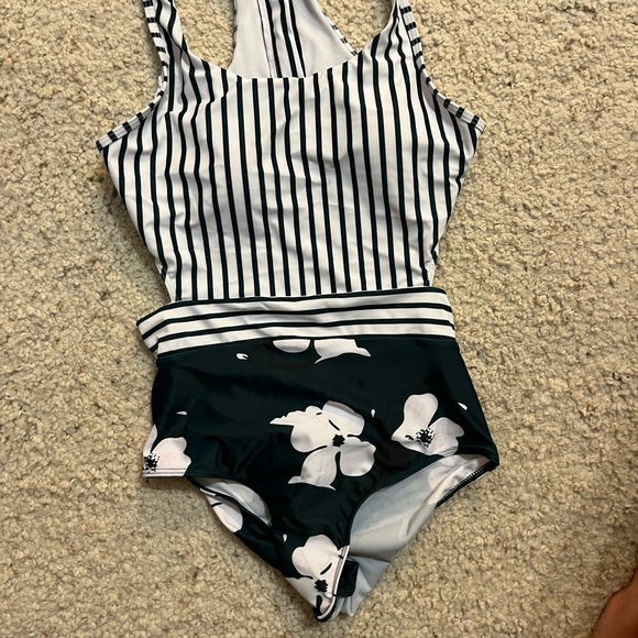 Size small swim suits.  Each $25 or all for $105 - Picture 6 of 7